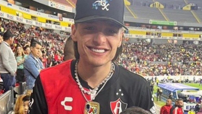 Peso Pluma celebra triunfo de Atlas sobre Chivas