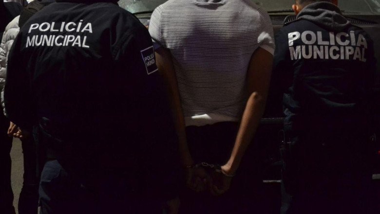 Sorprenden a sujeto intentando abrir carros en la Macro Plaza