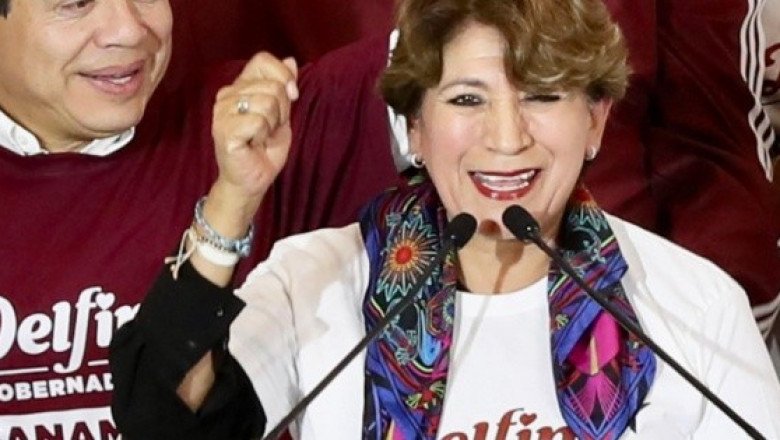 López Obrador inicia su "mañanera" de buen humor y cantando