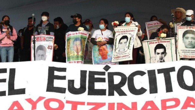 Van contra militares por caso Ayotzinapa