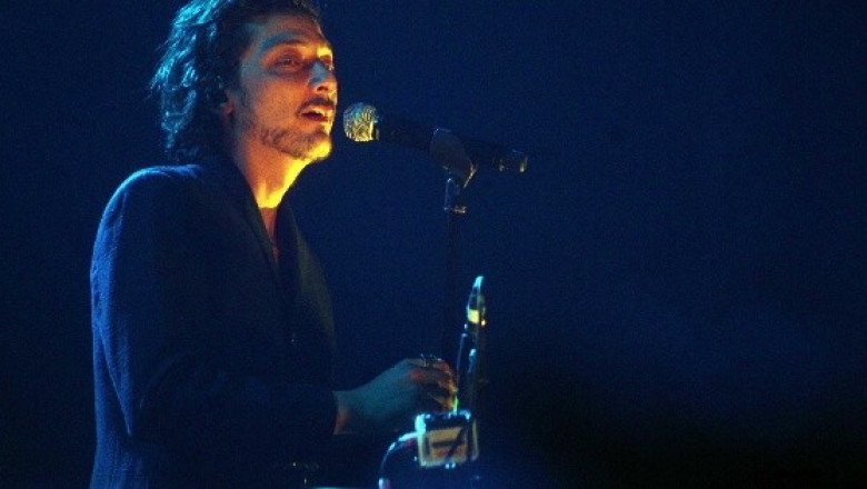 Acusan a León Larregui de hacer playback en sus conciertos (VIDEO)