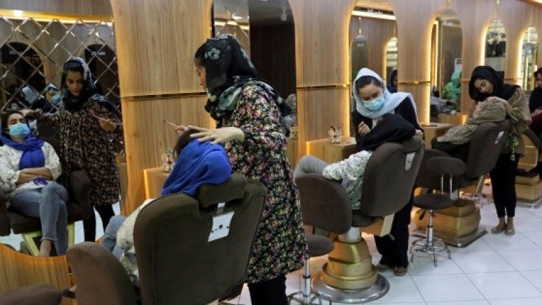 Los talibanes prohíben los salones de belleza para mujeres en Afganistán