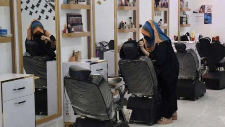 Talibán ordena cierre de salones de belleza en Afganistán, a pesar de protestas
