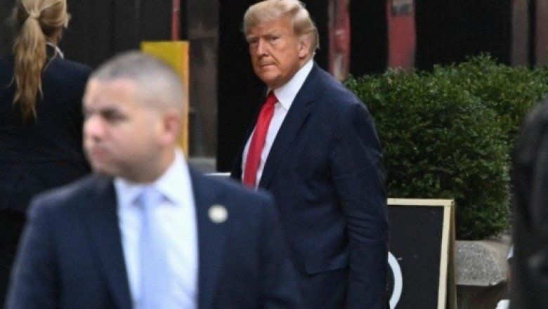 Fiscal añade tres cargos más a Trump por retener documentos clasificados