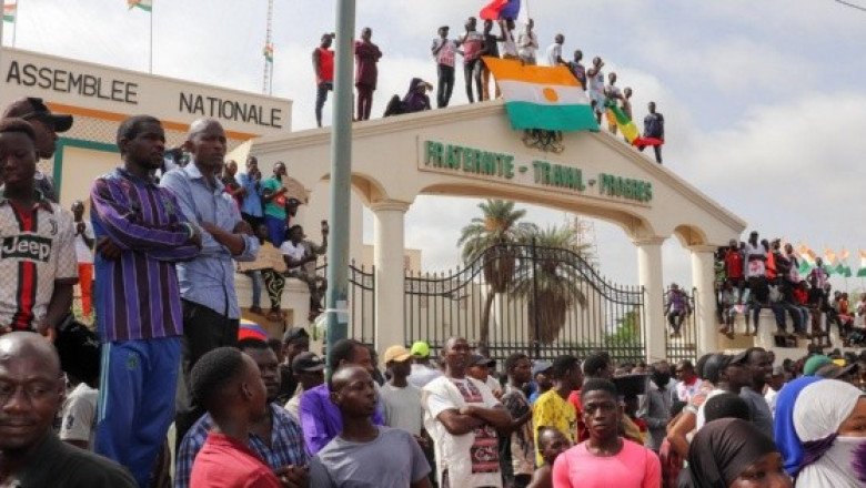 Soldados amotinados en Níger cortan lazos con Francia y el presidente se declara "rehén"