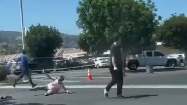 VIDEO | Desalmado ladrón arrastra a abuelita para robarle el bolso