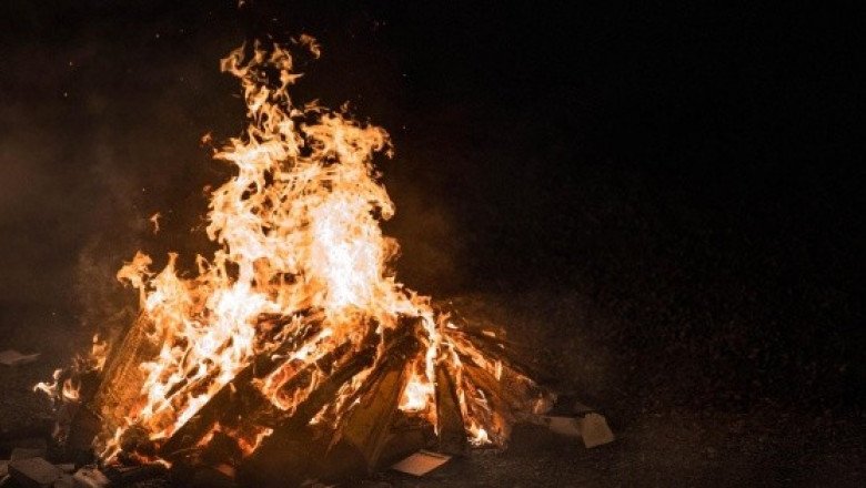 En Chiapas, indígenas tzotziles queman libros de texto por "ser del diablo"