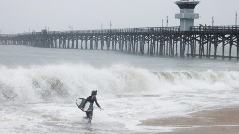 Surfistas aprovechan las olas del Huracán Hilary y causan indignación (VIDEO)