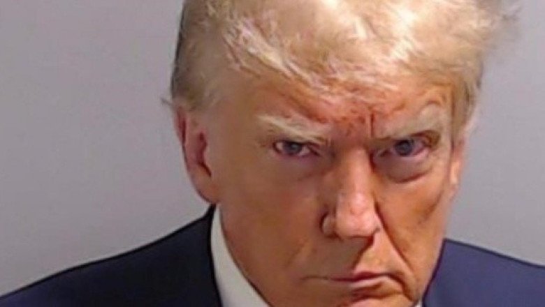 Difunden foto policial de Donald Trump bajo arresto