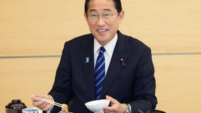 Primer ministro de Japón come pescado tras verter agua de reactores al mar