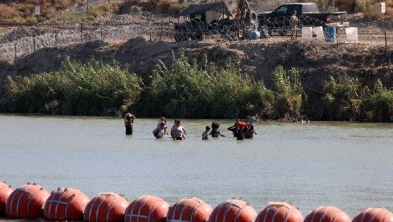 Juez ordena a Texas retirar la barrera de boyas en la frontera con México