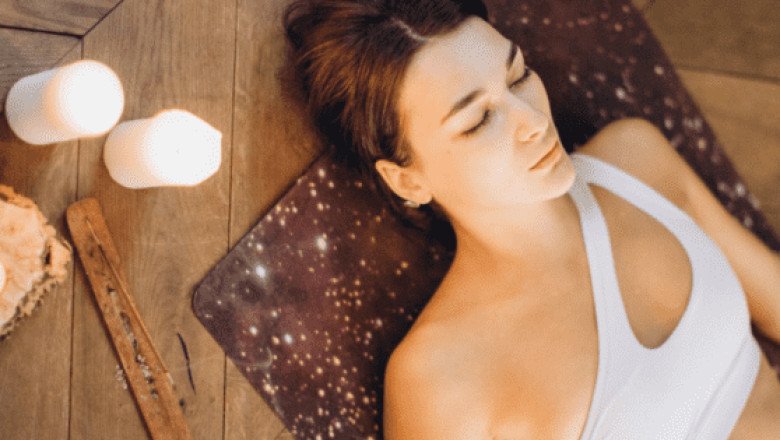 Yoga en un sótano ayuda a ucranianos a lidiar con los ataques rusos