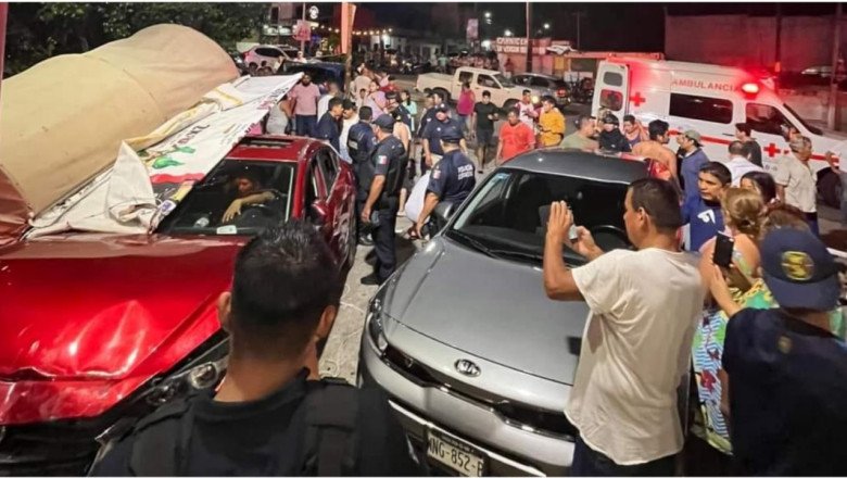 VIDEO: el momento del brutal choque entre dos camionetas que arrolló un puesto de tacos y dejó varios lesionados