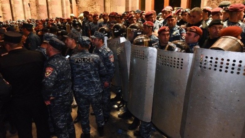 Azerbaiyán y fuerzas armenias alcanzan tregua en Nagorno Karabaj, según funcionarios