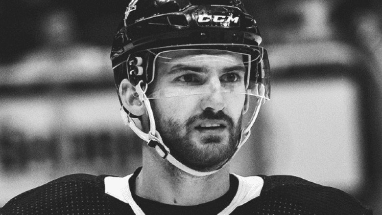 Quién era Adam Johnson, el jugador de hockey que murió en pleno partido