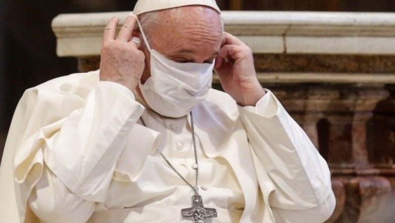 Papa Francisco recibe tratamiento médico y reduce su agenda