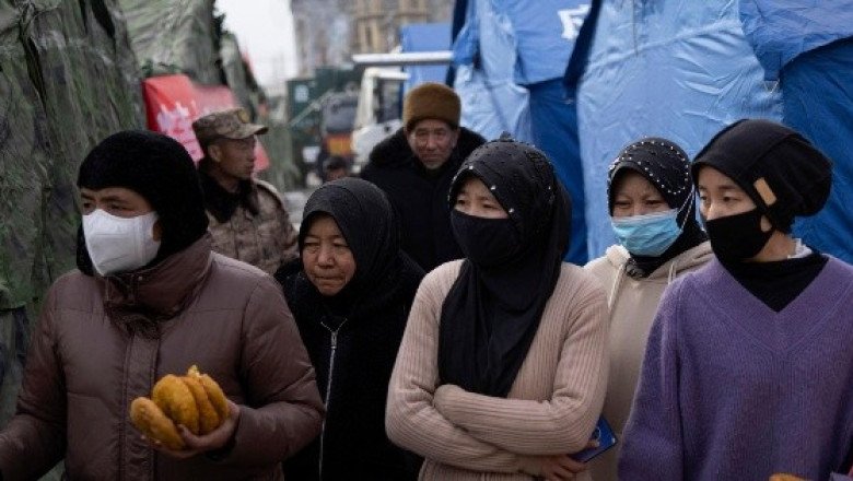 Sobrevivientes del terremoto en China sufren frío mientras lloran a los muertos