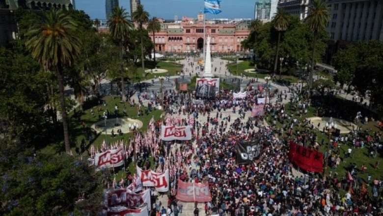Manifestantes protestan contra ajustes económicos de Javier Milei en Argentina