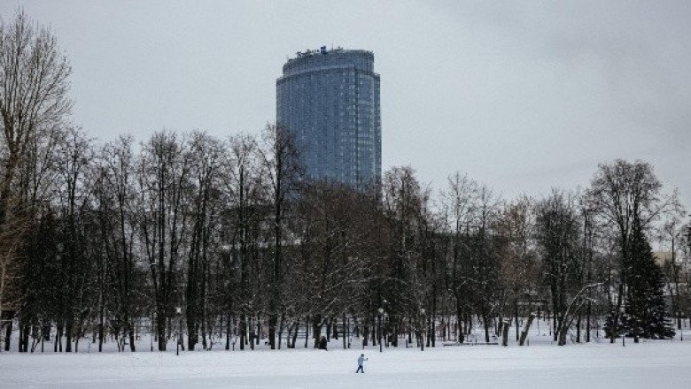 Navidad dramática, hombre disfrazado de Santa Claus cae desde edificio en Rusia