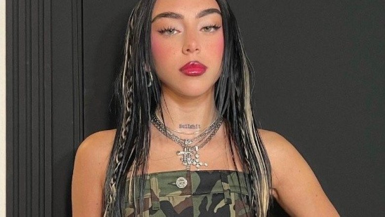 Lanzan peluches del Dr. Simi a Nicki Nicole