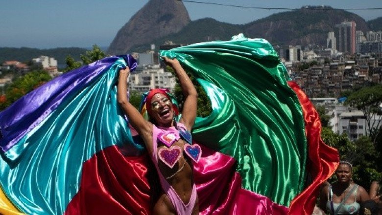 Río de Janeiro amanece con un desfile masivo por el Carnaval 