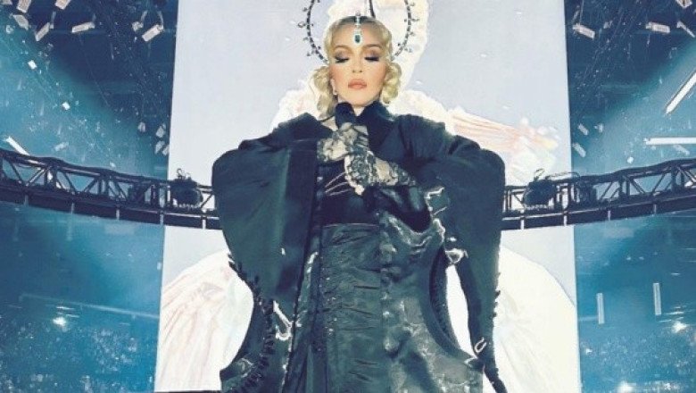 Madonna sufre caída arriba del escenario