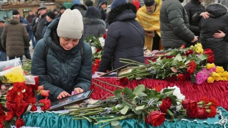 Una adolescente ucraniana entierra a su familia tras un bombardeo ruso