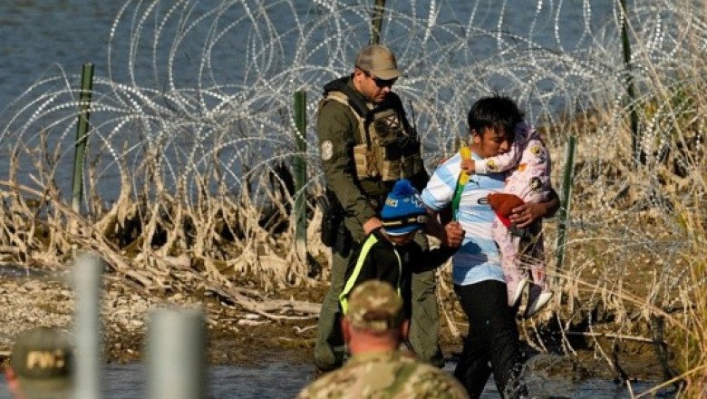 Sorprende tribunal de EU y frena persecución de migrantes en Texas