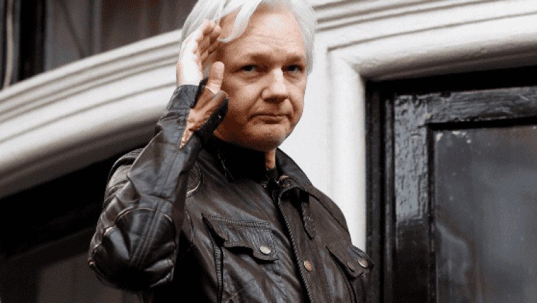 Biden "examina" solicitud de absolver a Assange