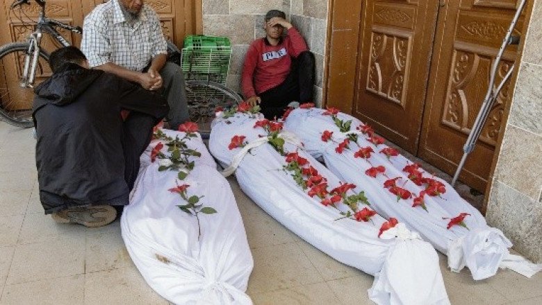 Recuperan 60 cuerpos en fosa común de hospital en Gaza