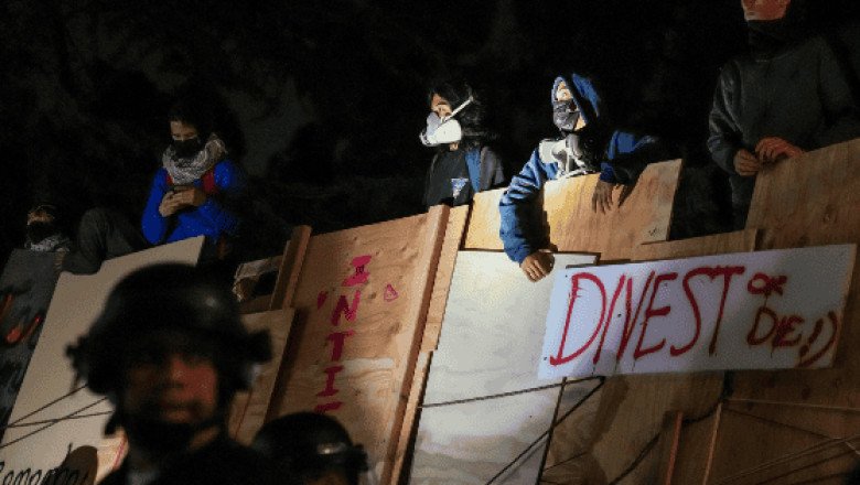 La Policía desmonta barricadas de manifestantes propalestinos en la UCLA