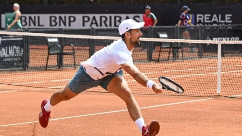 Djokovic reaparece con protección especial tras haber recibido botellazo