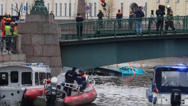 Varios muertos al caer un autobús desde un puente en San Petersburgo (VIDEO)