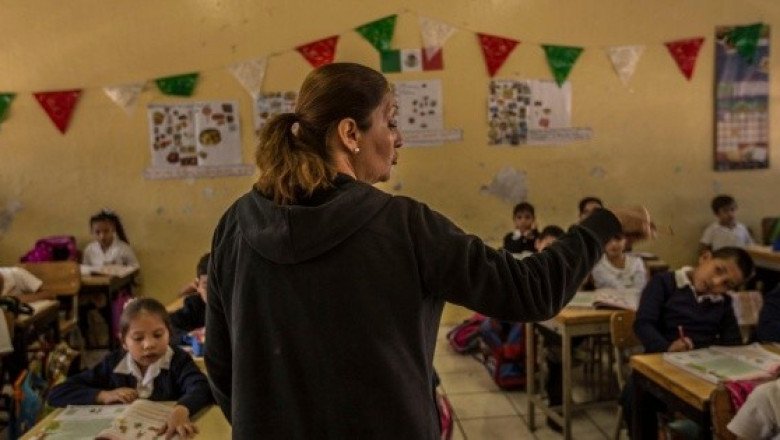 López Obrador anuncia aumento al salario de profesores en Día del Maestro