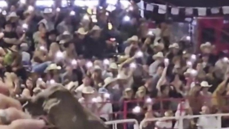 Toro de rodeo salta valla de arena de Oregon; deja 3 personas heridas