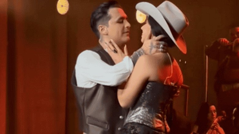 Ángela Aguilar y Christian Nodal se besan en concierto (VIDEO)
