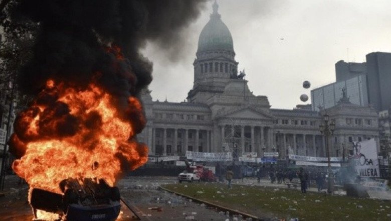Senado argentino aprueba en lo general reformas de Milei, en medio de violentas protestas