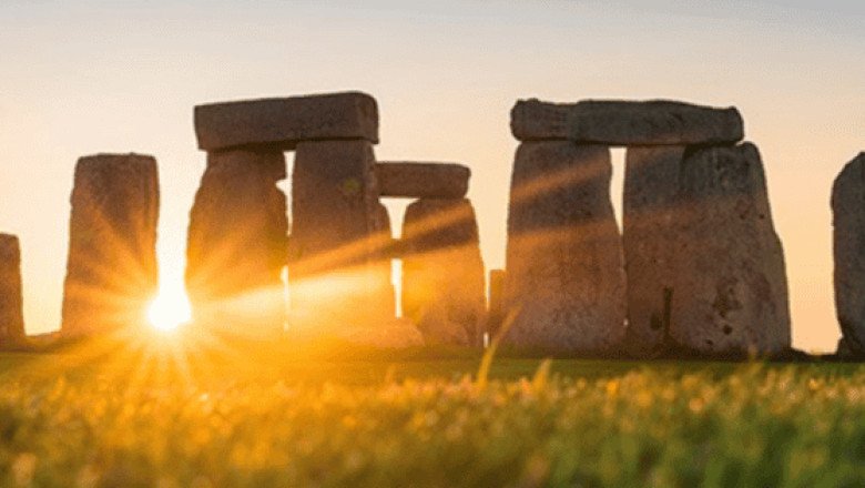 Activistas rocían pintura naranja al monumento Stonehenge, esto buscan (VIDEO)