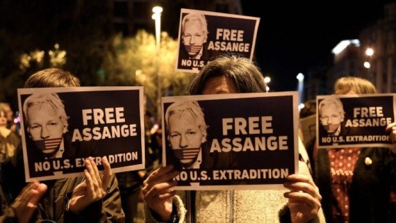 WikiLeaks anuncia que Julian Assange abandonó el Reino Unido tras ser excarcelado (VIDEO)