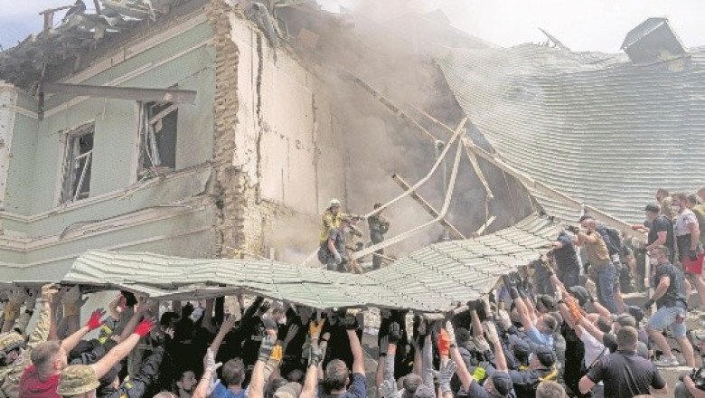 Duelo y esperanza entre escombros