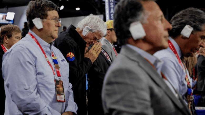 Seguidores de Trump adoptan el 'look' de orejas vendadas en señal de solidaridad