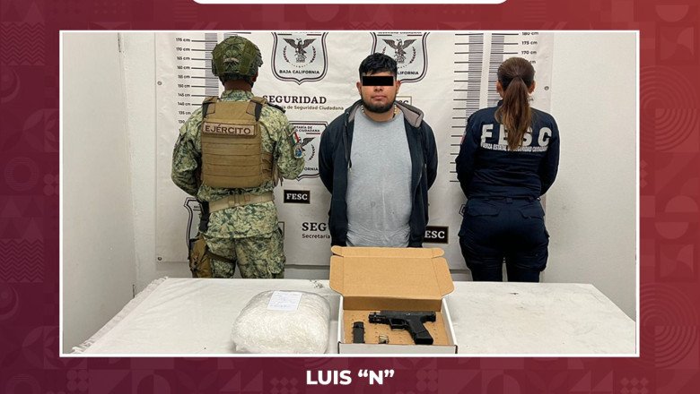 Detienen a motociclista con armas y drogas