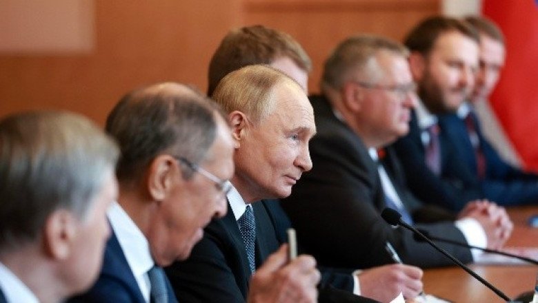 Putin aparece en Mongolia pese a la orden de detención en su contra