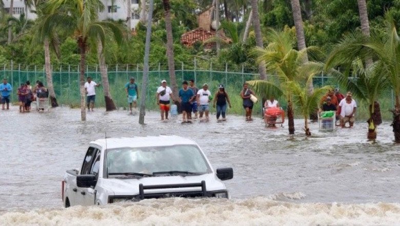 López Obrador lamenta muerte de 15 personas por el huracán 'John' en Acapulco