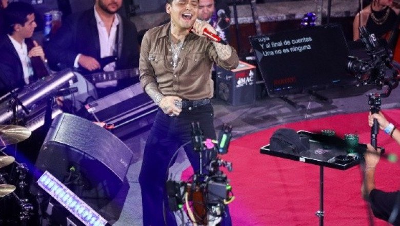 Christian Nodal reaparece en el Palenque de las Fiestas de Octubre tras rumores de salud