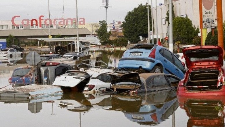 Aumenta en Valencia el caos y surge la solidaridad