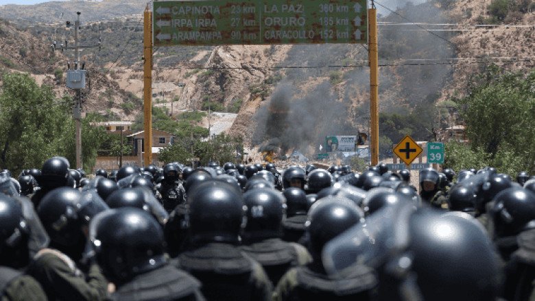 Seguidores de Evo Morales mantienen bloqueos de carreteras sin pausa