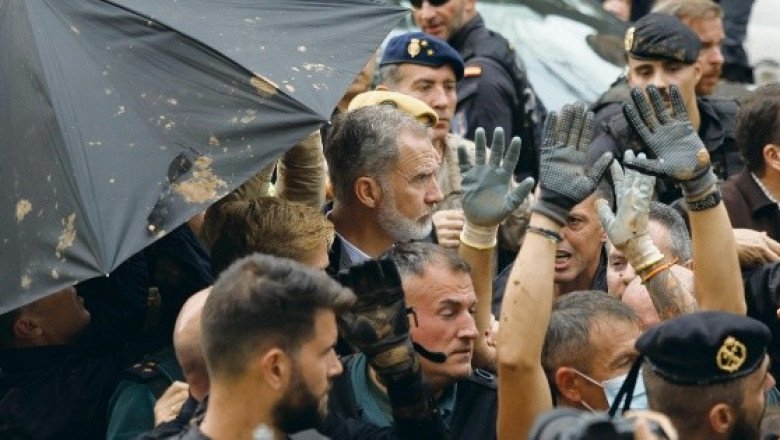 Damnificados enfrentan con lodo a reyes y funcionarios