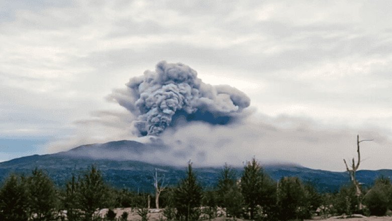 Lanzan alerta roja para aviación por erupción de un volcán en Rusia