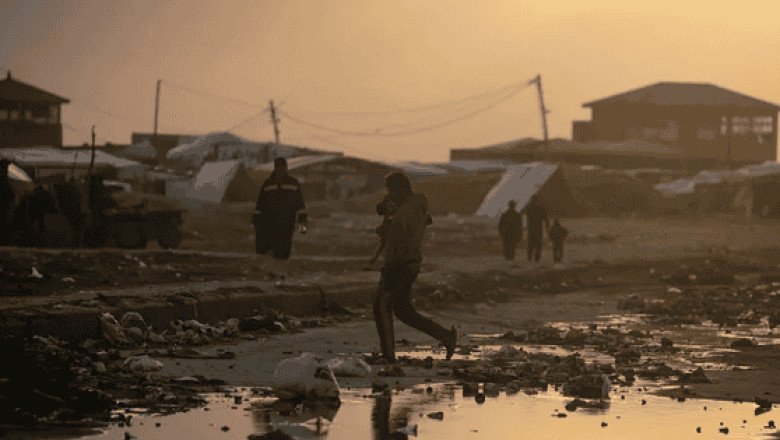 Lluvias en Gaza inundan tiendas de campaña que resguardan a palestinos